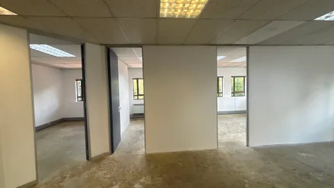 Office To Let in Hyde Park (6)